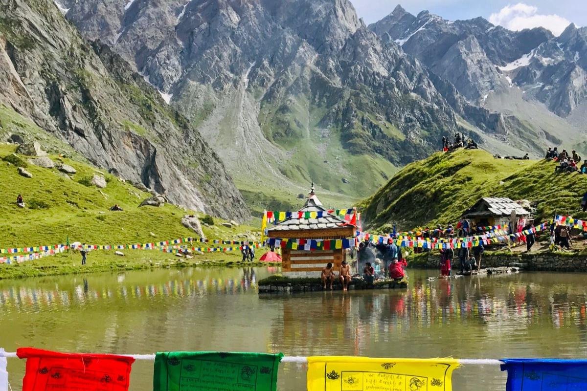https://media.istockphoto.com/id/1311175009/photo/mount-chaukhamba-india-himalaya-mountain.jpg?s=612x612&w=0&k=20&c=PCPdds9bzE7ZPbKJIGhRSk7_nFNHN7Gkj9832NCWfCg=